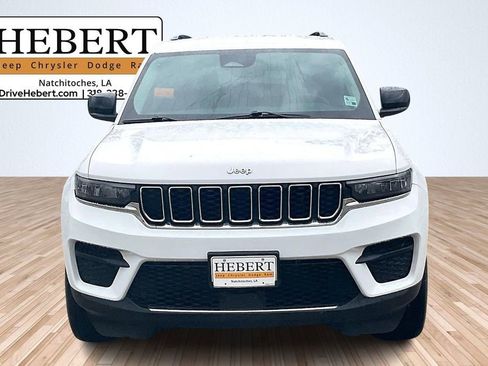 Used 2023 Jeep Grand Cherokee Laredo image 3