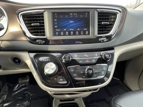 Used 2019 Chrysler Pacifica Touring-L image 22