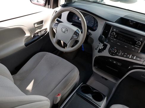 Used 2014 Toyota Sienna LE FWD image 12