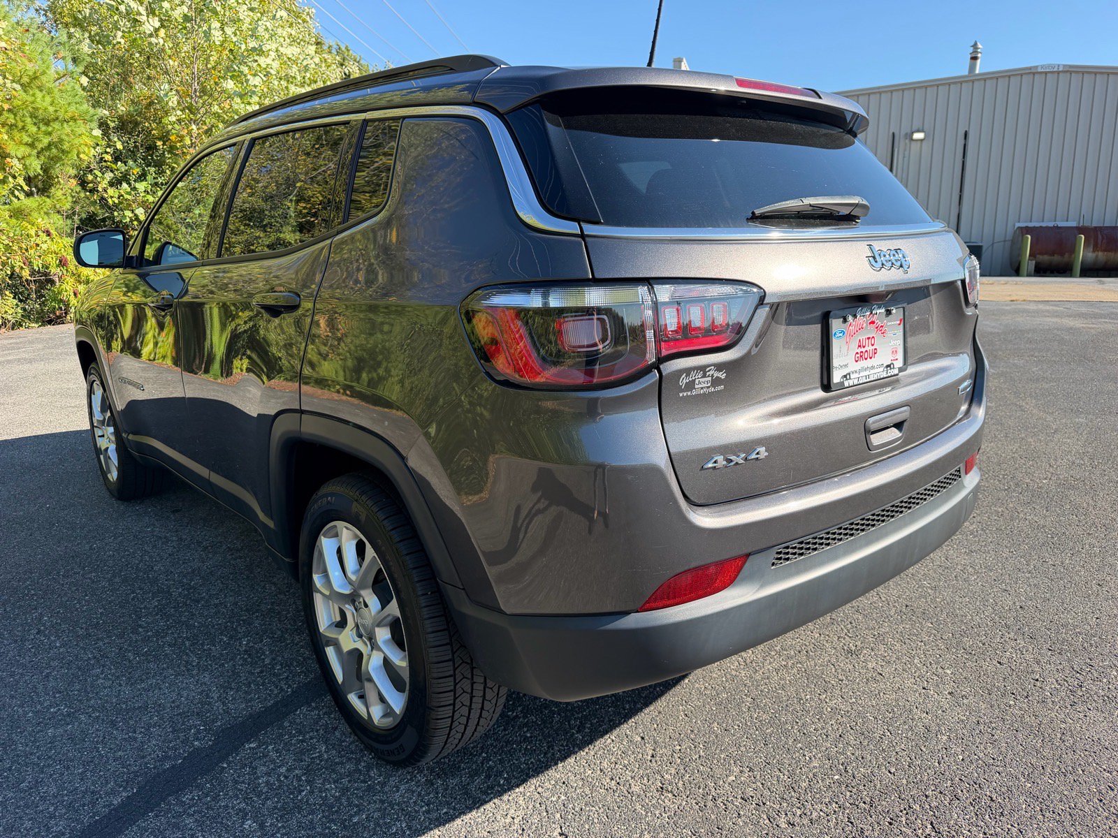 Used 2023 Jeep Compass Latitude w/ Sun and Sound Group AWD/4WD image 10