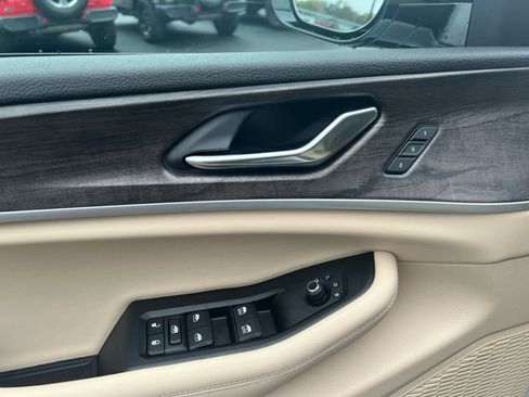 New 2025 Jeep Grand Cherokee Limited image 18