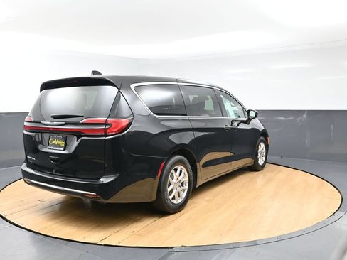 Used 2025 Chrysler Pacifica Select FWD image 8