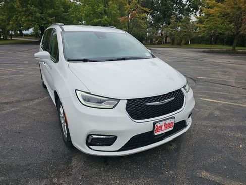 Used 2022 Chrysler Pacifica Touring-L FWD image 8