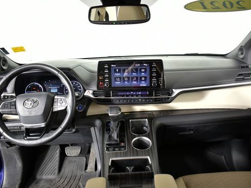 Used 2021 Toyota Sienna Limited image 39