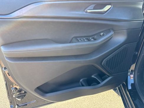 New 2025 Jeep Grand Cherokee Altitude image 11