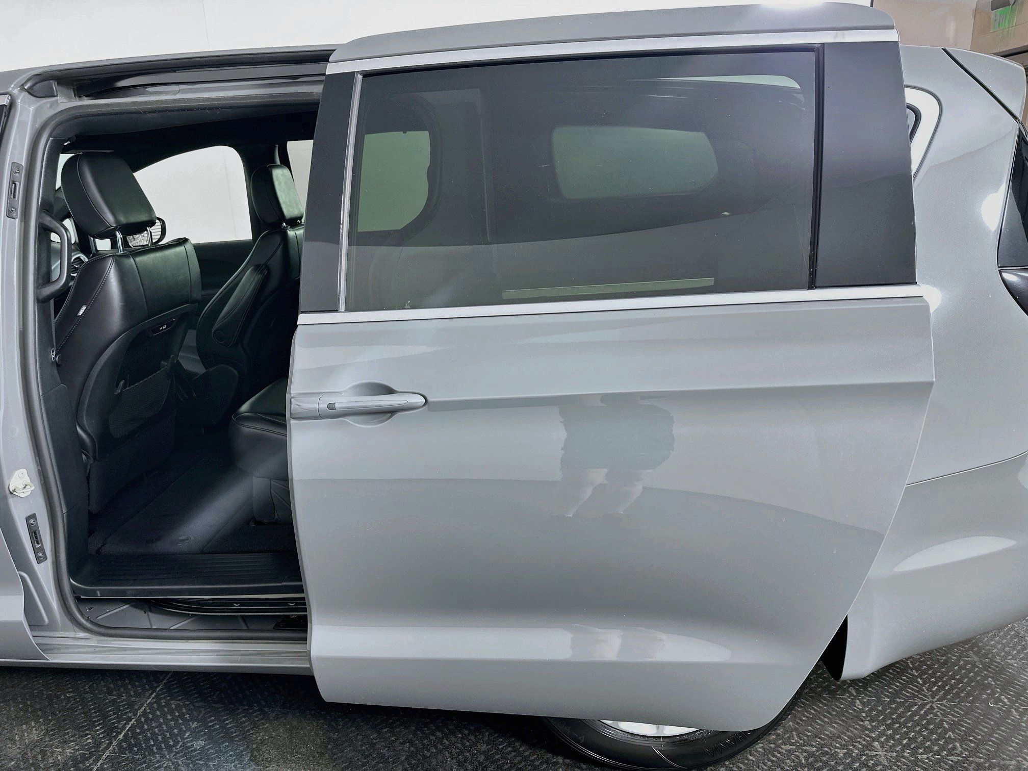 Used 2025 Chrysler Pacifica Select FWD image 25