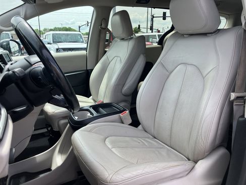 Used 2019 Chrysler Pacifica Touring-L FWD image 26