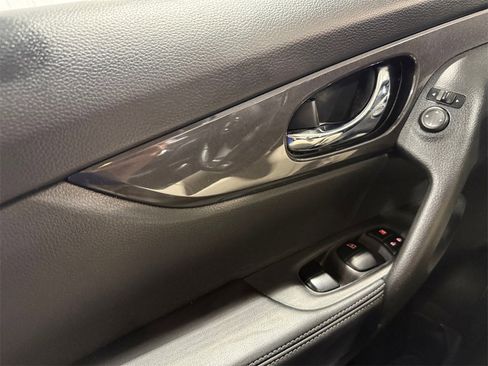 Used 2020 Nissan Rogue SV w/ Premium Package image 14