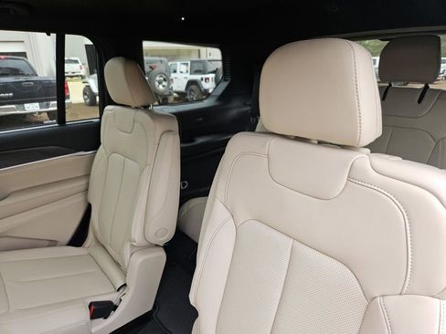 New 2025 Jeep Grand Cherokee L Limited w/ Luxury Tech Group II RWD image 37
