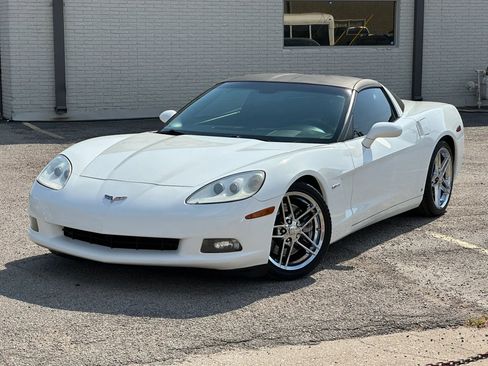 Used 2007 Chevrolet Corvette Coupe w/ Performance Package RWD image 2