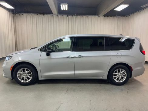 Used 2024 Chrysler Pacifica Touring-L FWD image 8