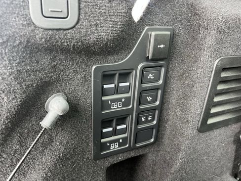 Used 2025 Land Rover Discovery Metropolitan Edition image 36