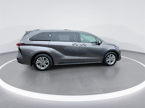 Used 2023 Toyota Sienna Platinum image 9