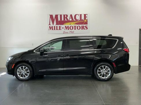 Used 2023 Chrysler Pacifica Touring-L w/ Uconnect Theater Family Group AWD/4WD image 2