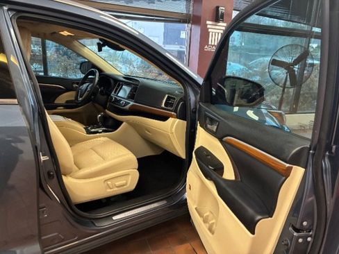 Used 2018 Toyota Highlander Limited image 31