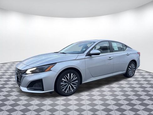 Used 2024 Nissan Altima 2.5 SV w/ SV Premium Package image 3