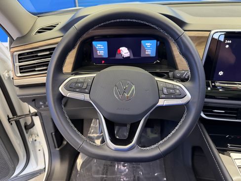 Certified 2025 Volkswagen Atlas SE w/ Panoramic Sunroof Package AWD/4WD image 14