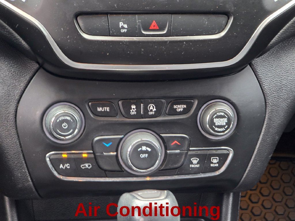 Used 2019 Jeep Cherokee Latitude Plus w/ Cold Weather Group FWD image 21