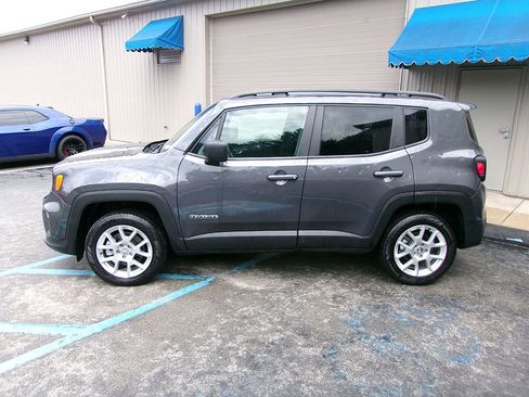Used 2023 Jeep Renegade Latitude w/ Premium Group image 5