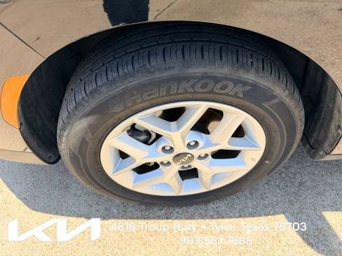 Certified 2025 Kia Soul LX w/ LX Technology Package FWD image 4