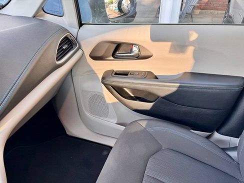 Used 2021 Chrysler Pacifica Touring w/ Cold Weather Group FWD image 15