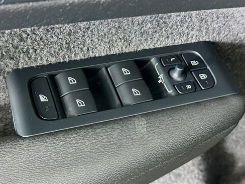 Used 2024 Volvo XC40 B5 Core image 15