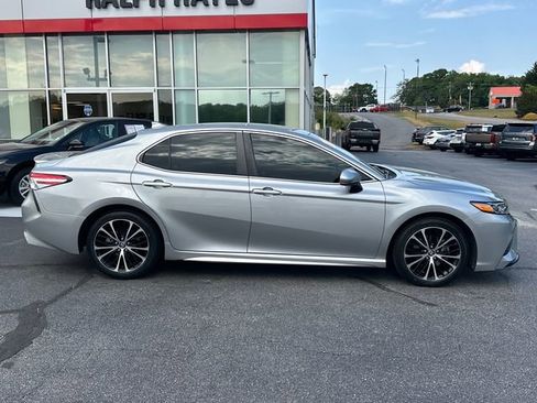 Used 2020 Toyota Camry SE FWD image 2