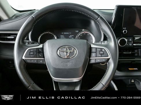 Used 2024 Toyota Highlander XLE FWD image 9