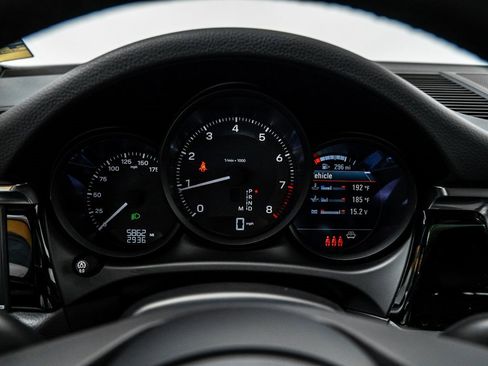 Used 2025 Porsche Macan image 15