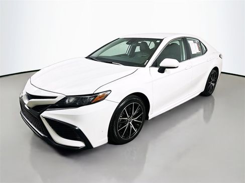 Used 2024 Toyota Camry SE image 3