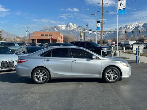 Used 2015 Toyota Camry image 2