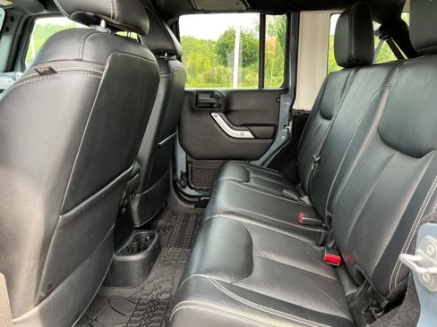 Used 2015 Jeep Wrangler Unlimited Rubicon AWD/4WD image 5