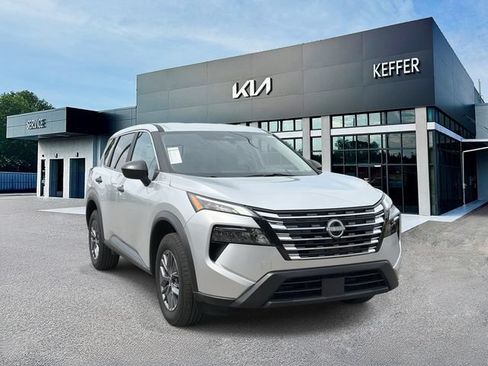 Used 2025 Nissan Rogue S AWD/4WD image 2