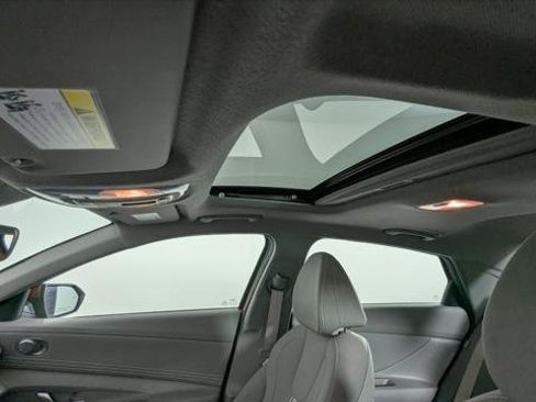 Used 2025 Hyundai Elantra SEL FWD image 17