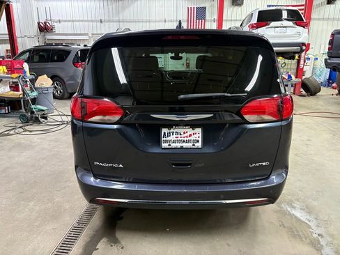 Used 2025 Chrysler Pacifica Select image 4