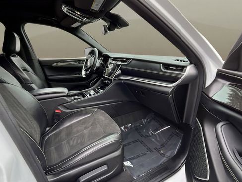 Used 2022 Jeep Grand Cherokee L Laredo image 10