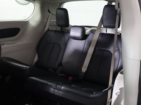 Used 2024 Chrysler Pacifica Touring-L image 26