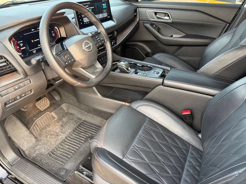 Certified 2025 Nissan Rogue Platinum w/ Tech Package FWD image 9