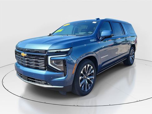 Used 2025 Chevrolet Suburban High Country AWD/4WD image 2