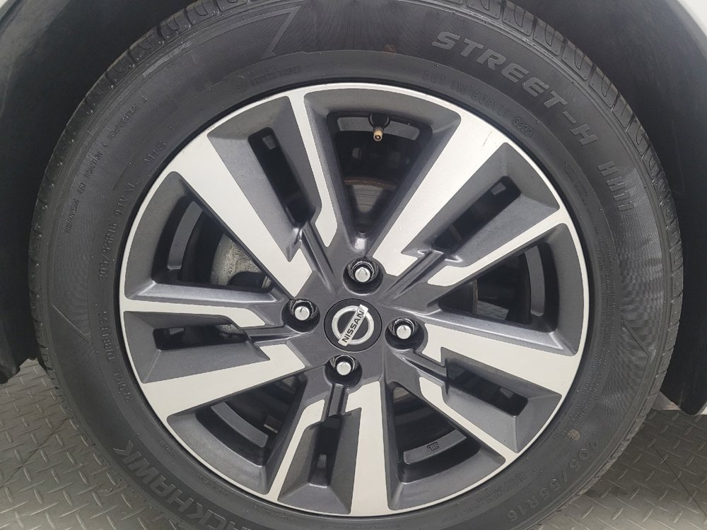 Used 2021 Nissan Versa SV FWD image 31
