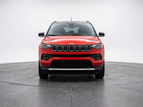 Used 2025 Jeep Compass Limited AWD/4WD image 2