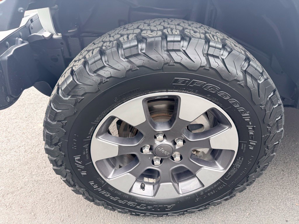Used 2018 Jeep Wrangler Unlimited Sahara w/ Uconnect 4C Nav & Sound Group AWD/4WD image 13