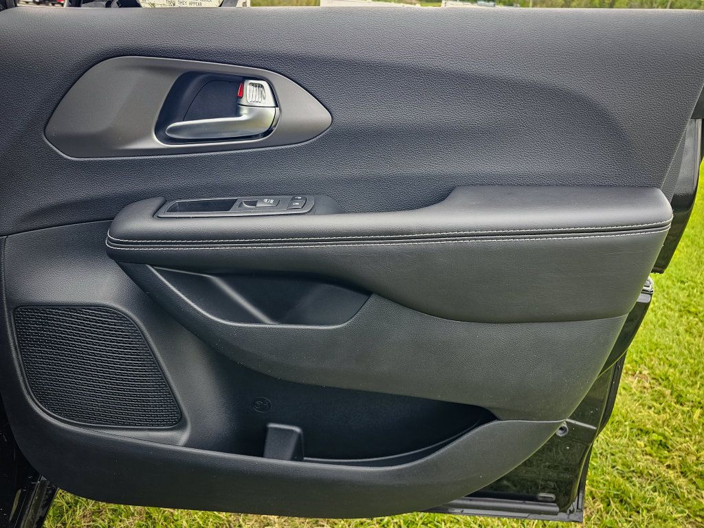 New 2027 Chrysler Pacifica Select AWD/4WD image 42