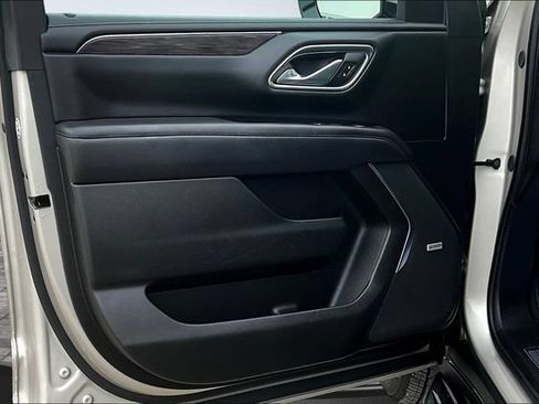 Used 2024 Chevrolet Suburban LT RWD image 20
