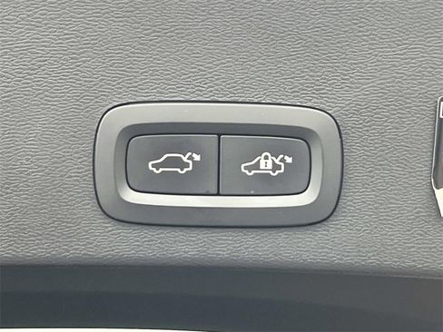 Used 2019 Volvo XC40 T4 Momentum image 13