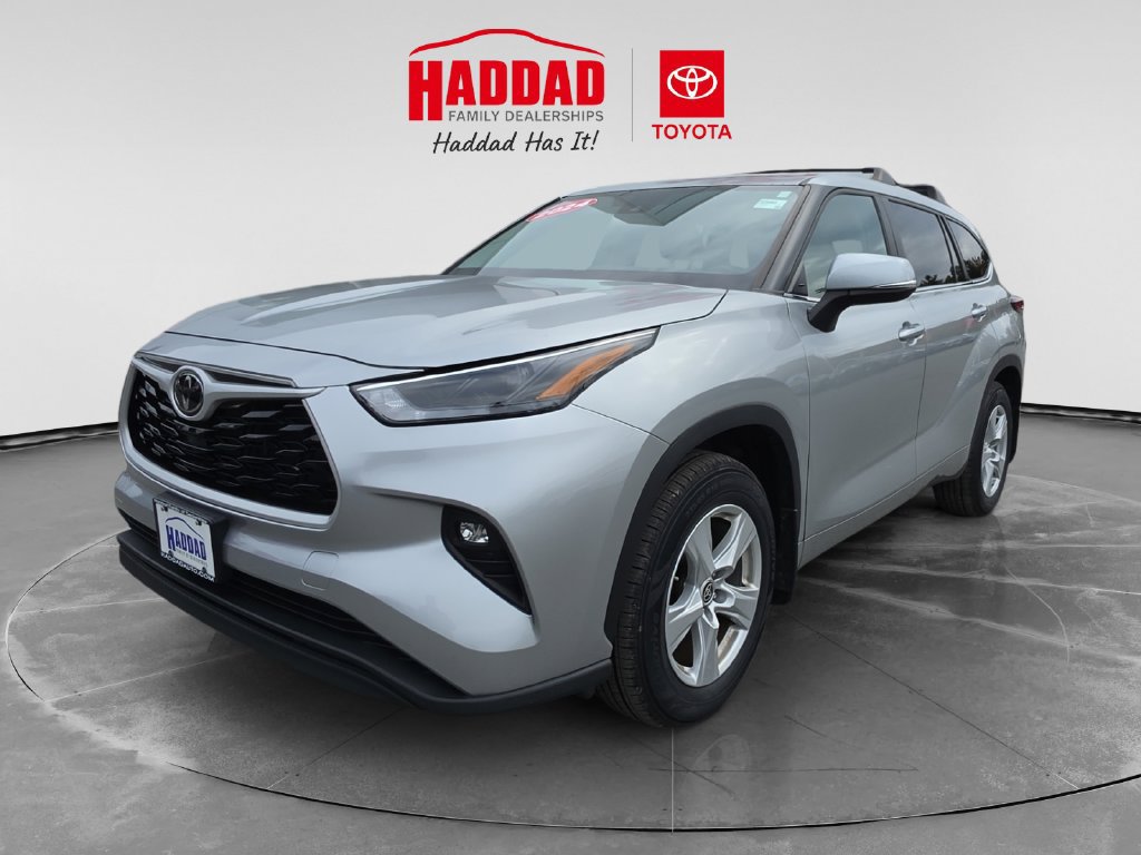 Used 2024 Toyota Highlander LE AWD/4WD image 1