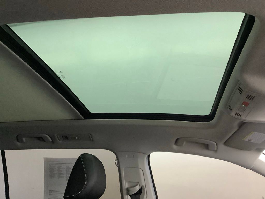 Used 2023 Volkswagen Tiguan SE w/ Panoramic Sunroof Package FWD image 31