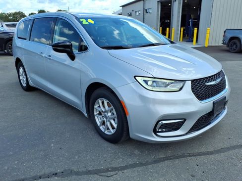 Used 2024 Chrysler Pacifica Touring-L FWD image 3