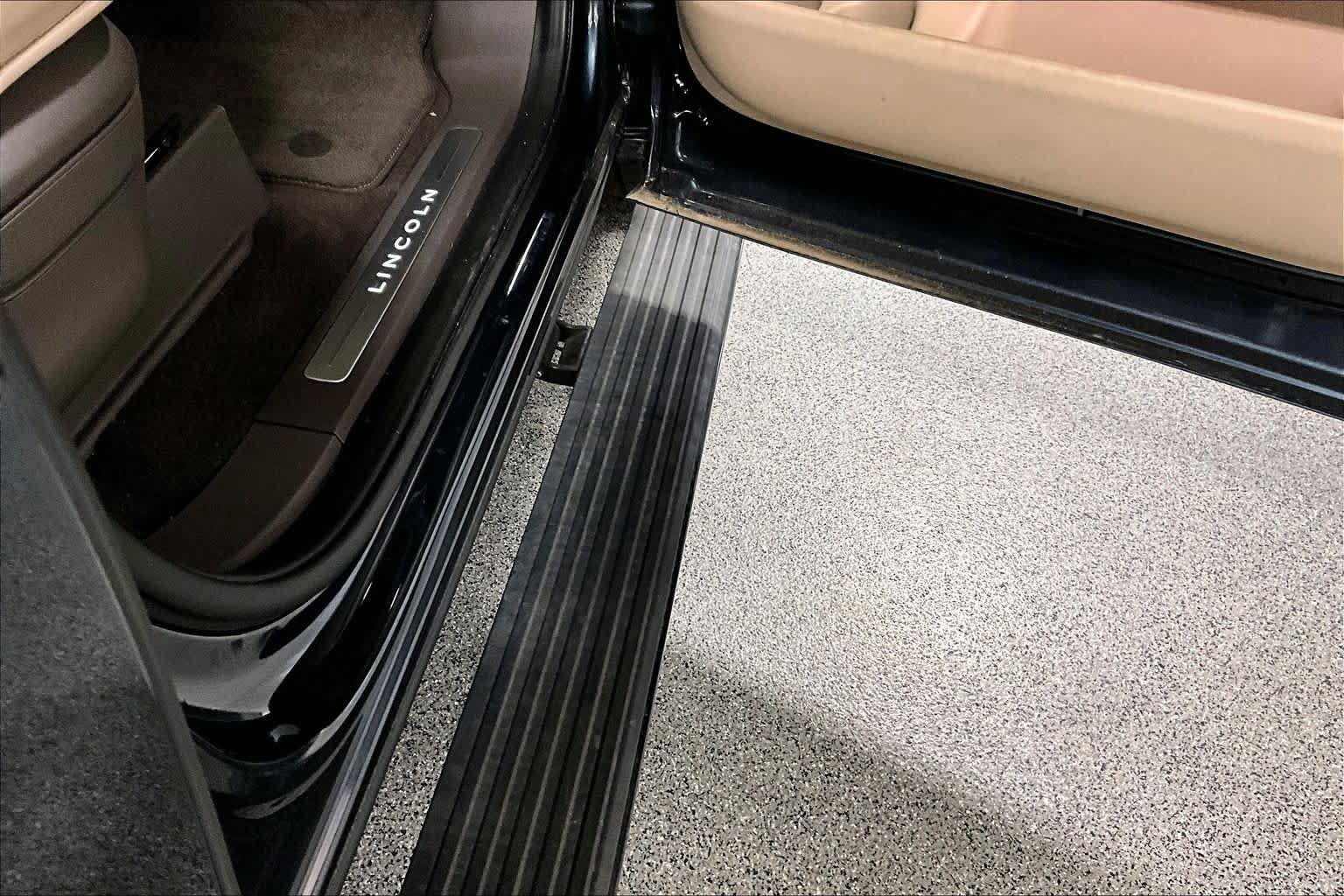 Used 2022 Lincoln Navigator Reserve AWD/4WD image 32