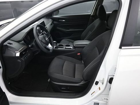 Used 2025 Nissan Altima 2.5 SV image 9